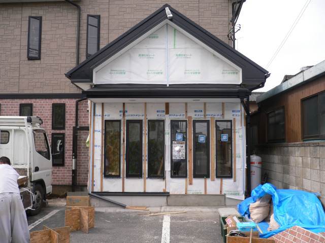 群馬館林　店舗改装玄関に窓を作成